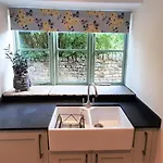 Holiday home The Curtain 13th Century Cottage, West, Richmond *